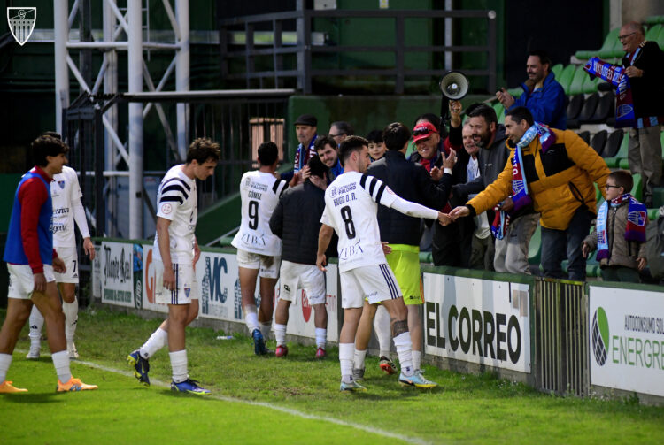 Vida extra para la Segoviana 1 Los jugadores de la Segoviana agradecen el apoyo de la afición gimnástica desplazada a Sestao./J.MARTÍN-G. SEGOVIANA