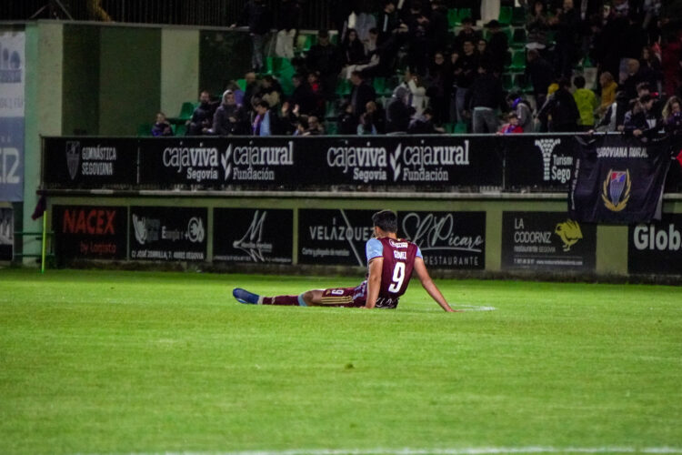 Diego Gómez se lamenta sobre el verde tras el empate entre Segoviana y Real Sociedad ‘B’./HÉCTOR CRIADO