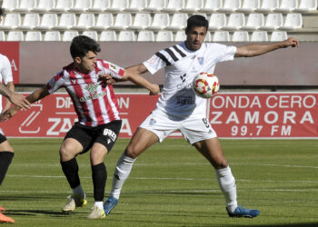 Diego Gómez protege la pelota ante la presión de un rival durante un instante del encuentro entre Segoviana y Zamora./JUAN MARTÍN-G. SEGOVIANA