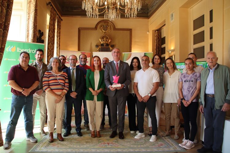 Foto de familia en la presentación del Tour Universo Mujer./AYTO. SEGOVIA