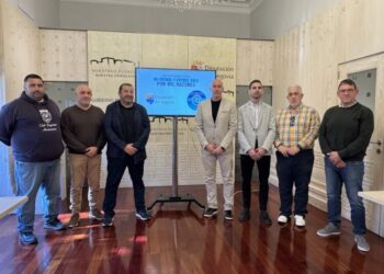 Óscar Moral junto a varios representantes de varios clubes durante la presentación de la Superliga./DIP. SEGOVIA