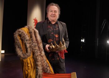 Marco Costa con parte del atrezzo de ‘La Reina Brava’. Ana Vázquez.