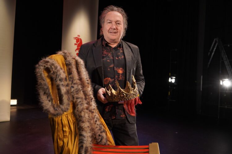 Marco Costa con parte del atrezzo de ‘La Reina Brava’. Ana Vázquez.