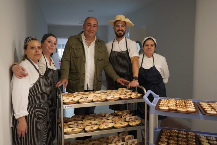 De Vicente con cocineros del CSS La Fuencisla/DIPUTACIÓN DE SEGOVIA