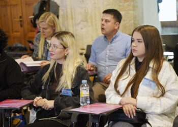 Dos jóvenes en una formación de FEMUR/FEMUR