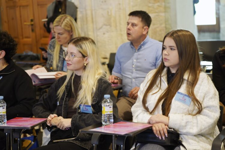 Dos jóvenes en una formación de FEMUR/FEMUR