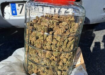 Bote con marihuana encontrado en el coche del detenido/GUARDIA CIVIL SEGOVIA