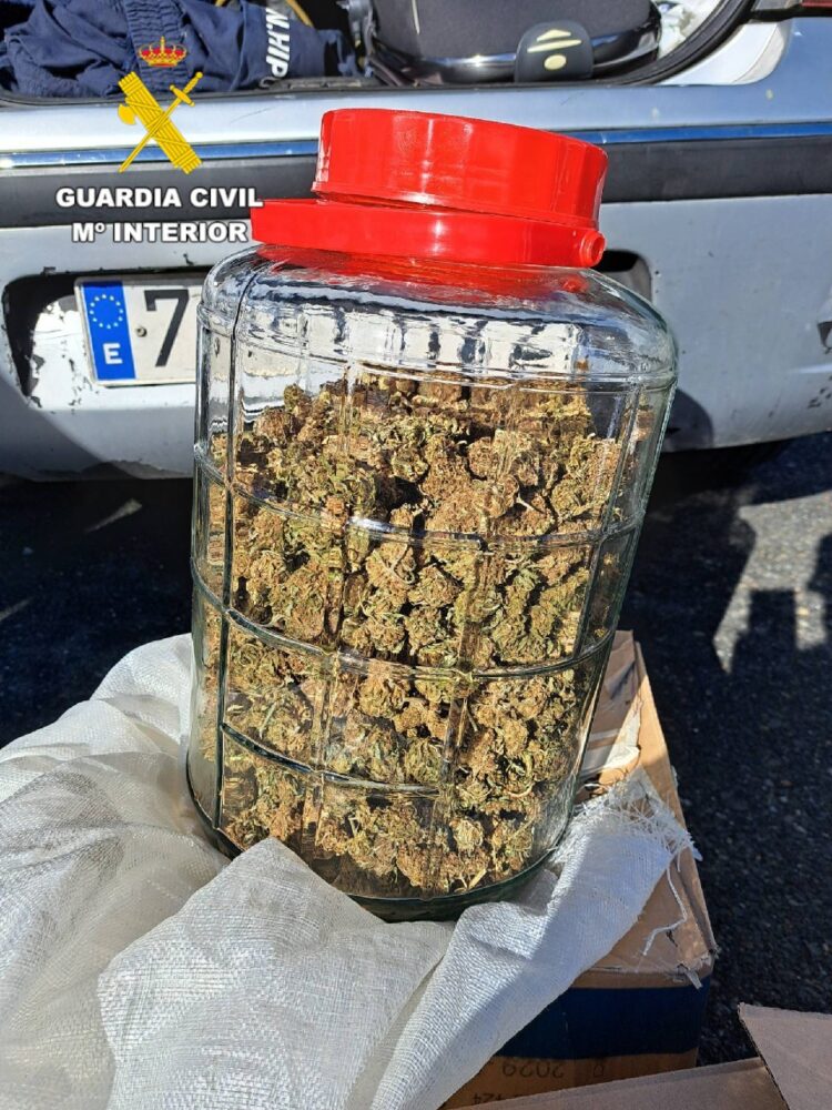 Bote con marihuana encontrado en el coche del detenido/GUARDIA CIVIL SEGOVIA