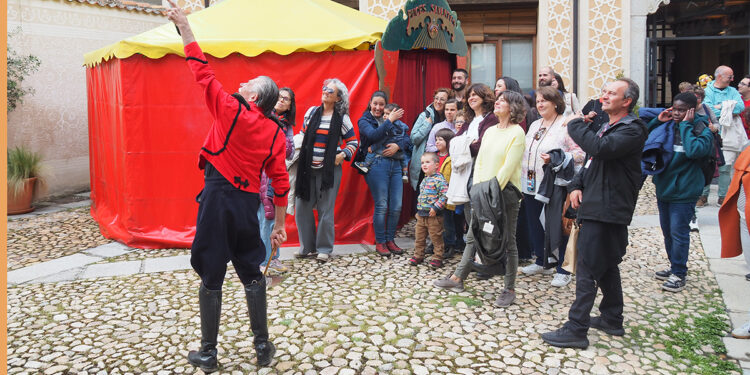 La lluvia no empaña la magia de Titirimundi en su inauguración 1 ‘El circo de la pulgas’. / David Castillo
