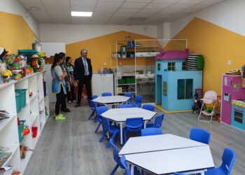 Visita a la guardería ‘Los Pitufos’ de Cuéllar / JCYL