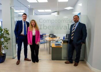 Roberto Herranz, director, y los gestores de pymes Daniel de la Esperanza y Marta Mscichowska. Foto: Héctor Criado.