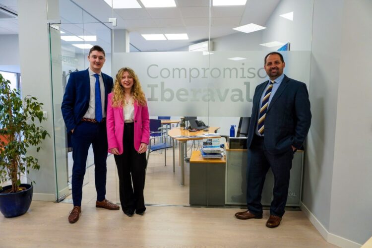 El aliado financiero de las pymes en Segovia 1 Roberto Herranz, director, y los gestores de pymes Daniel de la Esperanza y Marta Mscichowska. Foto: Héctor Criado.