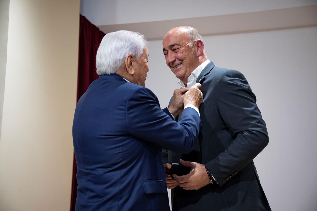 AESE celebra un encuentro de empresarios en Barcelona 3 Claudio García distingue al presidente de la Diputación, Miguel Ángel de Vicente.