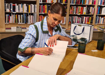 La influencer, escritora y youtuber, Gloria Santamaría en una firma de libros