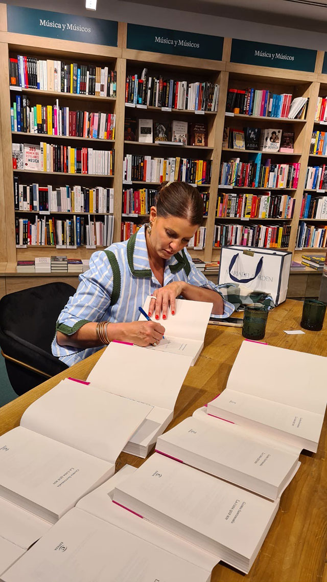 La influencer, escritora y youtuber, Gloria Santamaría en una firma de libros