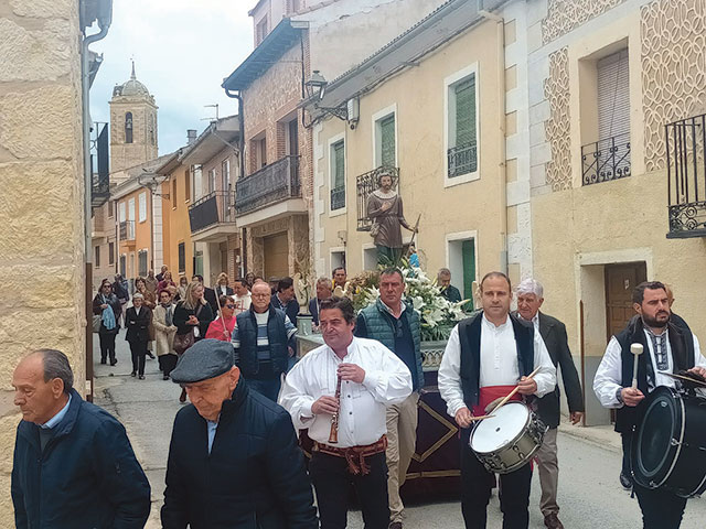 Procesión de San Isidro Labrador por las calles de la localidad.