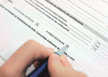 Un contribuyente marca sendas casillas, en una imagen de archivo.