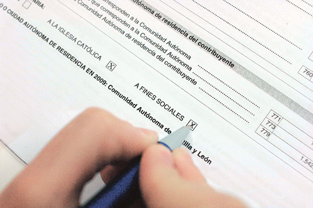 Un contribuyente marca sendas casillas, en una imagen de archivo.