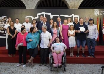 Foto de familia de los premiados por la Diputación en el evento que acogió el Palacio Episcopal./ D.P.