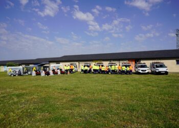 Los nuevos efectivos de las brigadas forestales de la Diputación de Segovia posan junto a sus equipos durante el acto de su presentación.