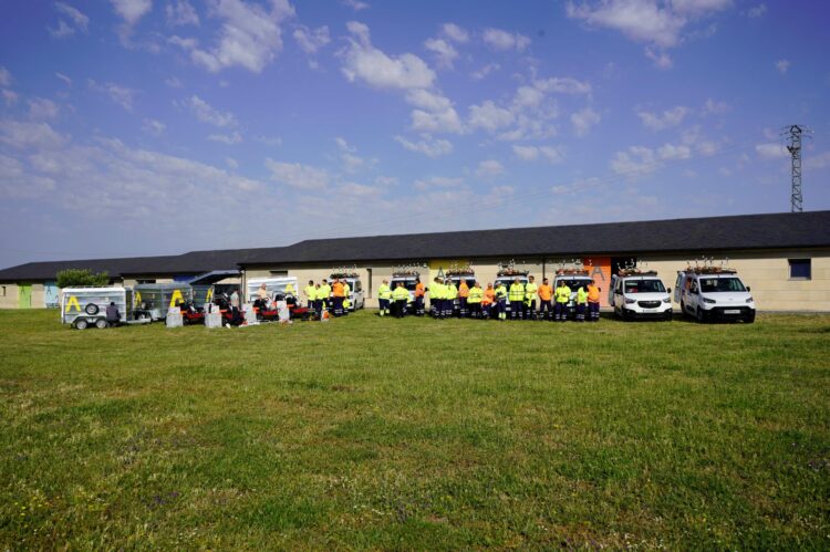 Los nuevos efectivos de las brigadas forestales de la Diputación de Segovia posan junto a sus equipos durante el acto de su presentación.