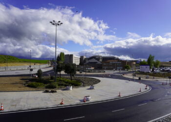 Rotonda de entrada al Hospital General, una vez finalizada la fase de urbanización de la zona, previa a la construcción del nuevo edificio del Complejo Asistencial de Segovia./ HÉCTOR CRIADO