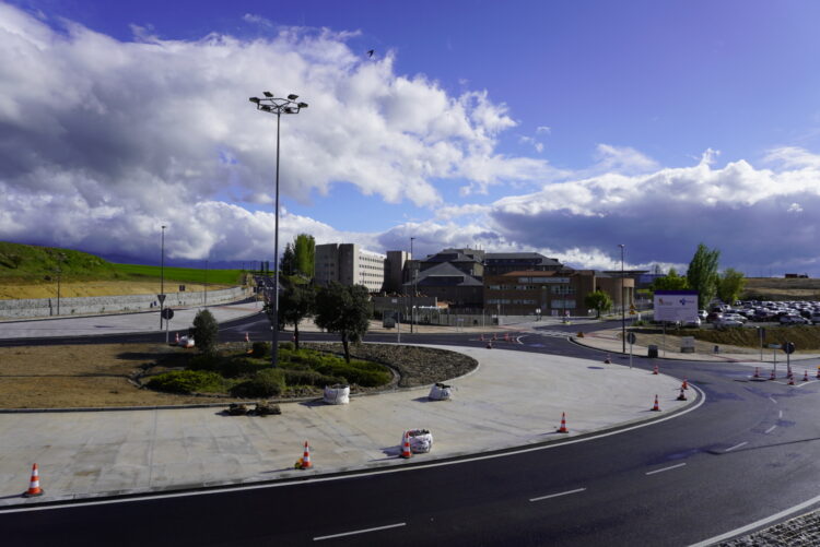 Rotonda de entrada al Hospital General, una vez finalizada la fase de urbanización de la zona, previa a la construcción del nuevo edificio del Complejo Asistencial de Segovia./ HÉCTOR CRIADO