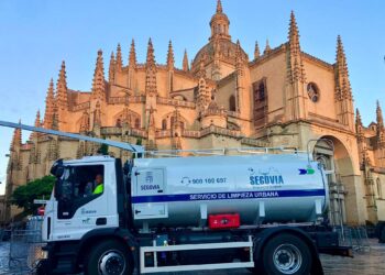 Un vehículo de la concesionaria del servicio de limpieza y recogida de basuras, trabajando en la plaza Mayor después de una verbena en unas Fiestas de Segovia./ E.A.