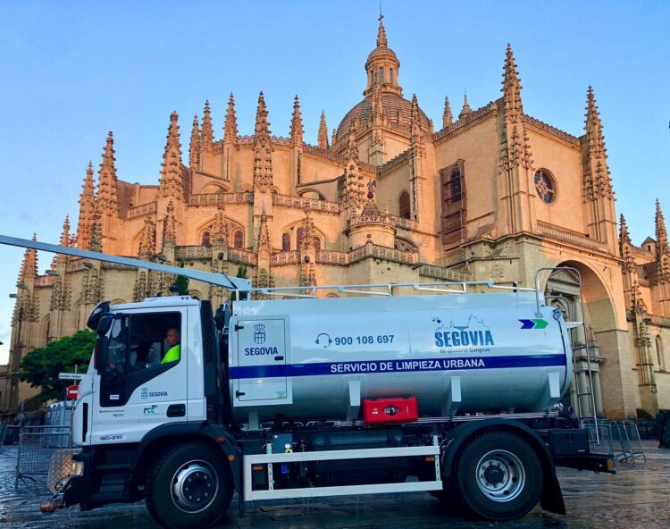 Un vehículo de la concesionaria del servicio de limpieza y recogida de basuras, trabajando en la plaza Mayor después de una verbena en unas Fiestas de Segovia./ E.A.