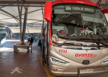 Uno de los autobuses de la empresa Avanza Movilidad, fuera de servicio tras realizar uno de los trayectos. / E.A.