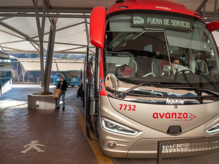 Uno de los autobuses de la empresa Avanza Movilidad, fuera de servicio tras realizar uno de los trayectos. / E.A.