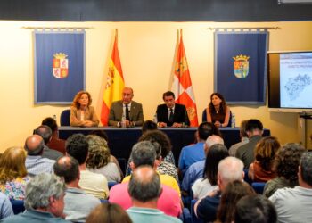 Miguel Ángel de Vicente y Juan Carlos Suárez-Quiñones, flanqueados por la directora general de Vivienda, Arquitectura y Urbanismo, María Pardo (i), y la delegada territorial, Raquel Alonso./ HÉCTOR CRIADO