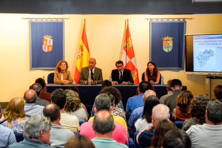 La Junta impulsa un nuevo marco urbanístico para 97 municipios segovianos 1 Miguel Ángel de Vicente y Juan Carlos Suárez-Quiñones, flanqueados por la directora general de Vivienda, Arquitectura y Urbanismo, María Pardo (i), y la delegada territorial, Raquel Alonso./ HÉCTOR CRIADO
