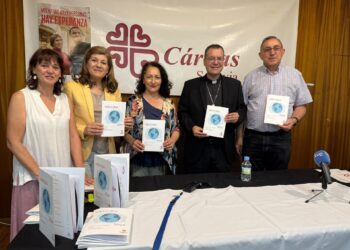 Los responsables de Cáritas, junto al obispo de Segovia y la diputada de Asistencia a Municipios e Igualdad,  Pilar Martín, con la memoria de actividad del año 2024./ DIPUTACIÓN