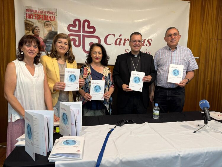 Los responsables de Cáritas, junto al obispo de Segovia y la diputada de Asistencia a Municipios e Igualdad,  Pilar Martín, con la memoria de actividad del año 2024./ DIPUTACIÓN