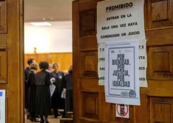 En la imagen de archivo, varios letrados de la administración de justicia conversando dentro de la sala de vistas de la Audiencia Provincial./ KAMARERO