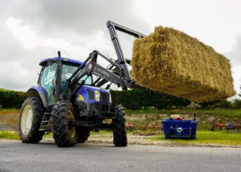 Maquinaria del Centro Integrado de Formación Profesional de Segovia, elevando una paca de paja./ HÉCTOR CRIADO