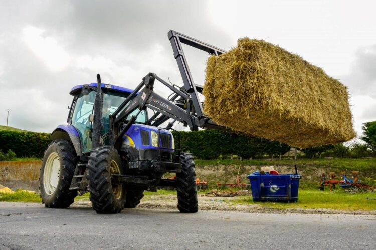 Maquinaria del Centro Integrado de Formación Profesional de Segovia, elevando una paca de paja./ HÉCTOR CRIADO