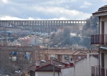 Imagen de la ciudad de Segovia poblada de viviendas desde el barrio de San Lorenzo, con el Acueducto al fondo./ A.M.