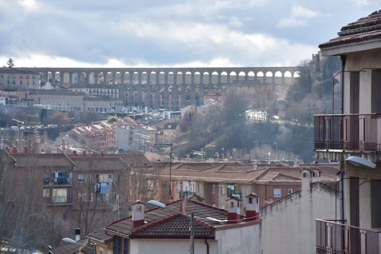 Segovia vive una de las mayores subidas del precio de la vivienda de segunda mano 1 Imagen de la ciudad de Segovia poblada de viviendas desde el barrio de San Lorenzo, con el Acueducto al fondo./ A.M.
