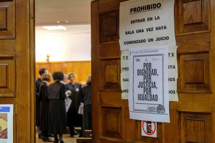 En la imagen de archivo, varios letrados de la administración de justicia conversando dentro de la sala de vistas de la Audiencia Provincial./ KAMARERO