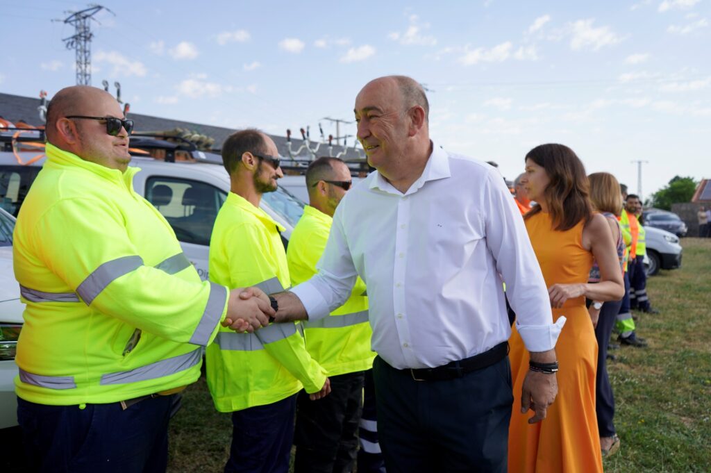 El presidente de la Diputación, Miguel Ángel de Vicente, saluda a los miembros de las brigadas forestales.