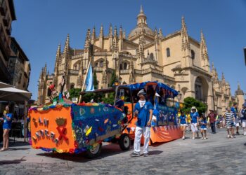 La carroza que ayer repartió la tradicional tajada de San Andrés por el centro de Segovia (FOTO: HÉCTOR CRIADO)
