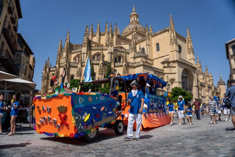 La celebración de San Pedro pone fin a las Fiestas de Segovia 2025 1 La carroza que ayer repartió la tradicional tajada de San Andrés por el centro de Segovia (FOTO: HÉCTOR CRIADO)