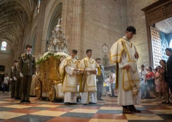 Procesión del Santísimo dentro de la Catedral de Segovia (FOTO: HÉCTOR CRIADO)