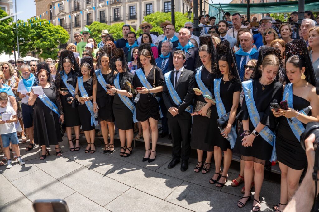 La celebración de San Pedro pone fin a las Fiestas de Segovia 2025 3 Entonación del Himno a Segovia tras el Concierto de San Pedro (FOTO: HÉCTOR CRIADO)