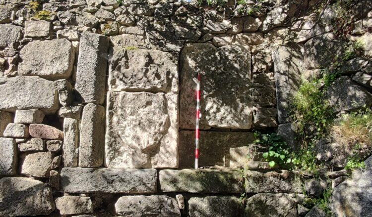 La piedra armera descubierta en El Espinar.