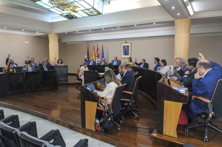 Ayuntamiento y Diputación colaborarán con Valladolid en el Servicio de Extinción de Incendios 1 Una de las votaciones del pleno de la Diputación.