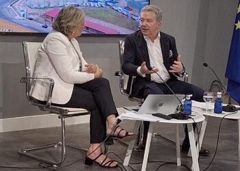 Pedro Palomo, conversando con Pilar de Frutos en el Centro Segoviano de Madrid./ E.A.