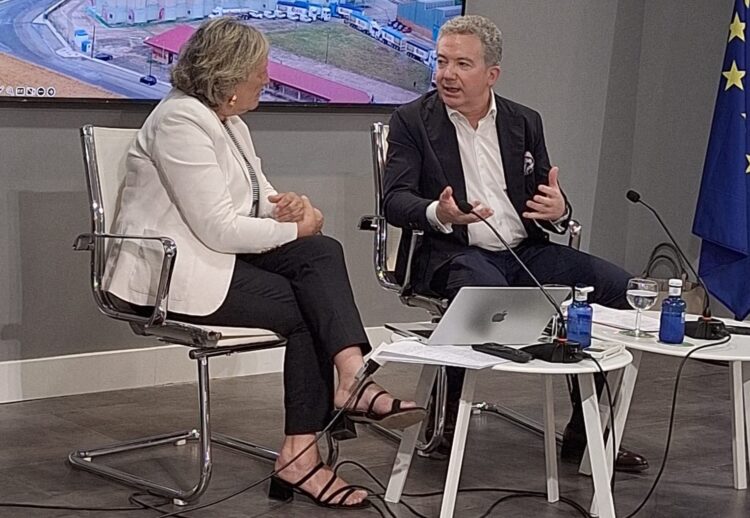 Pedro Palomo, conversando con Pilar de Frutos en el Centro Segoviano de Madrid./ E.A.